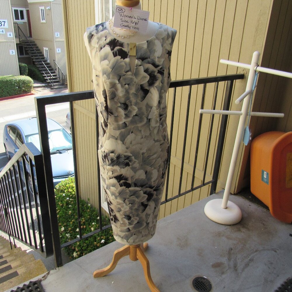 #50 NEW WOMEN'S GRAY FLORAL PRINT DRESS BY CALVIN KLEIN (SIZE 16W)